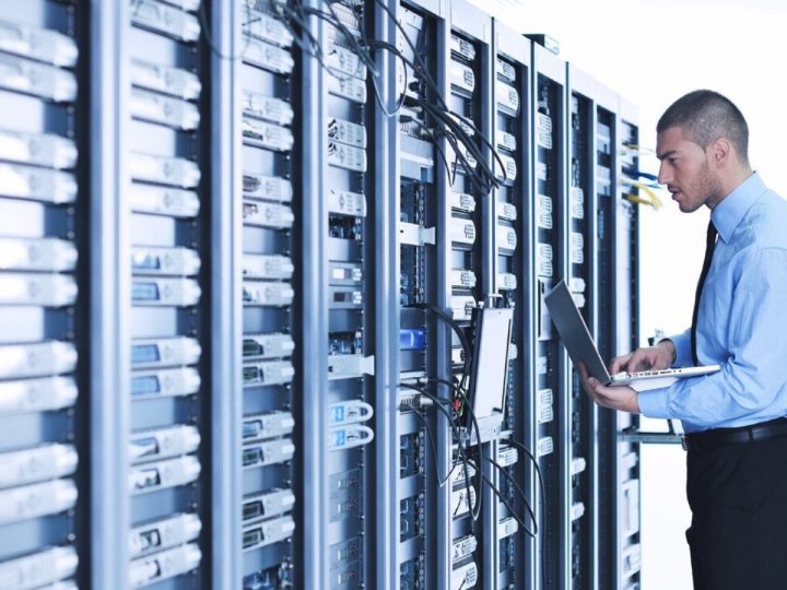 Un technicien d'un data center